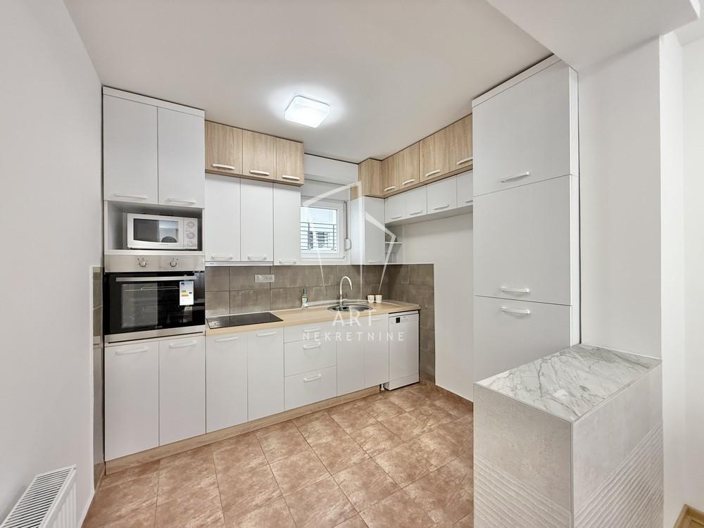 Stan na prodaju u Beogradu, Đeram pijaca, cetvorosoban, 105m2, cena 308000 evra