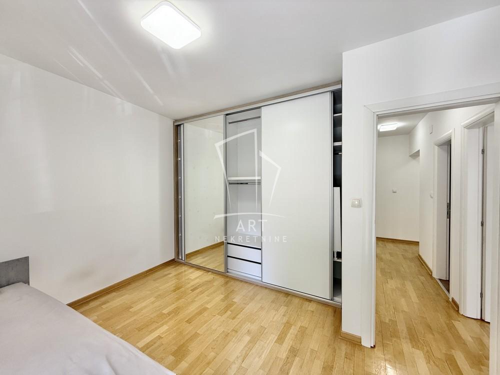 Stan na prodaju u Beogradu, Đeram pijaca, cetvorosoban, 105m2, cena 308000 evra