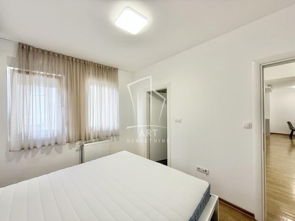 Stan na prodaju u Beogradu, Đeram pijaca, cetvorosoban, 105m2, cena 308000 evra