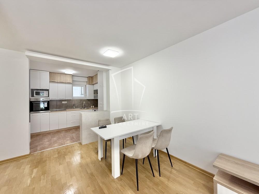 Stan na prodaju u Beogradu, Đeram pijaca, cetvorosoban, 105m2, cena 308000 evra