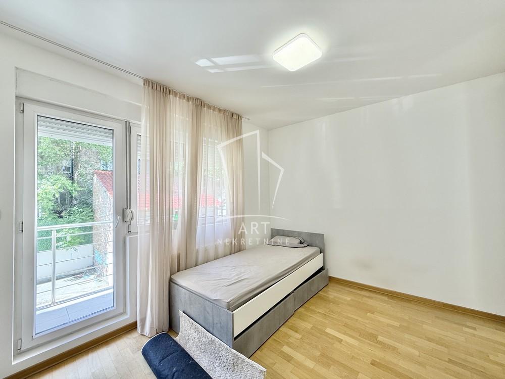 Stan na prodaju u Beogradu, Đeram pijaca, cetvorosoban, 105m2, cena 308000 evra