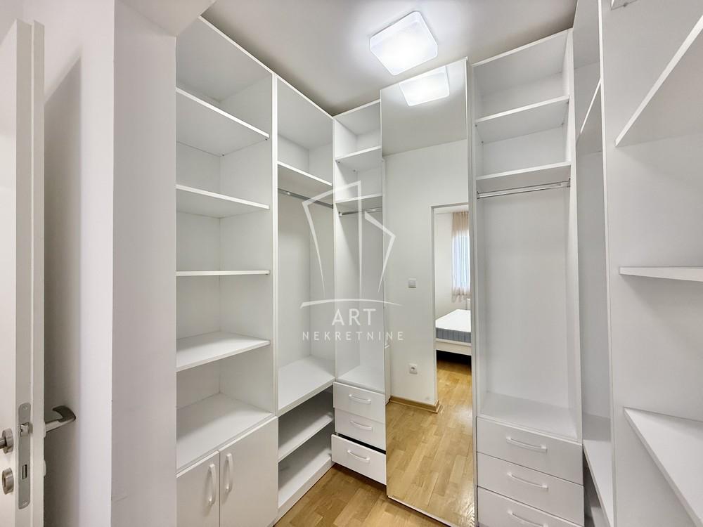 Stan na prodaju u Beogradu, Đeram pijaca, cetvorosoban, 105m2, cena 308000 evra