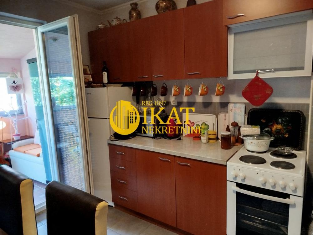 Stan na prodaju u Beogradu, Karaburma, trosoban, 71m2, cena 165000 evra