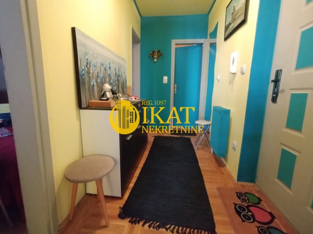 Stan na prodaju u Beogradu, Karaburma, trosoban, 71m2, cena 165000 evra
