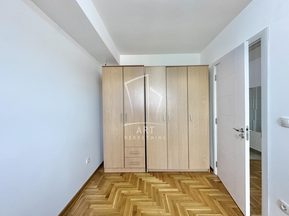Stan na prodaju u Beogradu, Kumodraž, trosoban, 71m2, cena 220000 evra