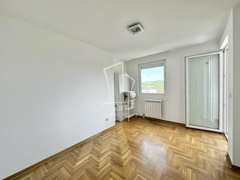 Stan na prodaju u Beogradu, Kumodraž, trosoban, 71m2, cena 220000 evra