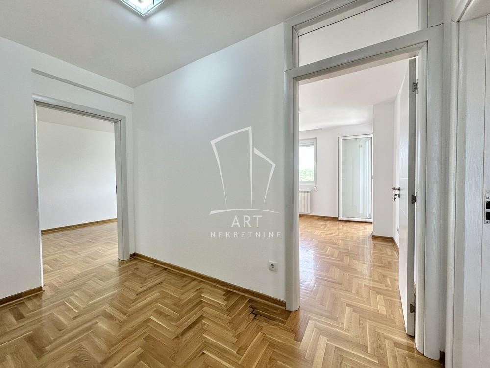 Stan na prodaju u Beogradu, Kumodraž, trosoban, 71m2, cena 220000 evra