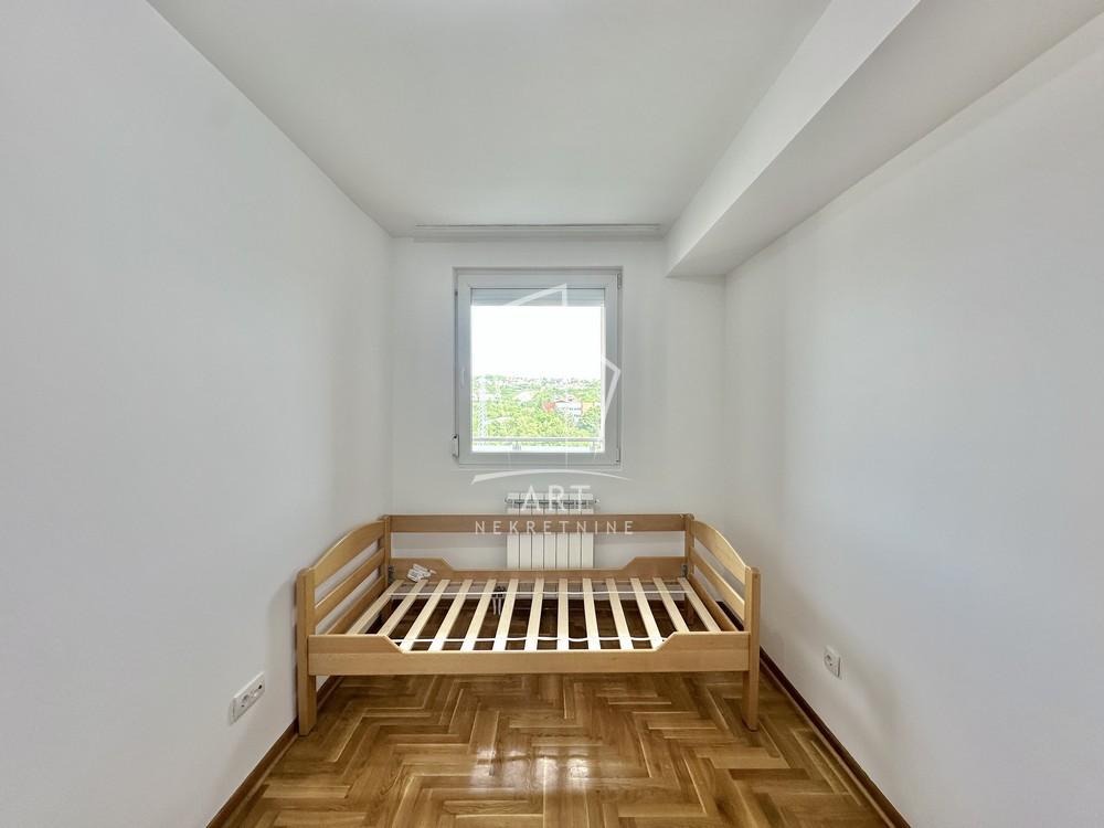 Stan na prodaju u Beogradu, Kumodraž, trosoban, 71m2, cena 220000 evra