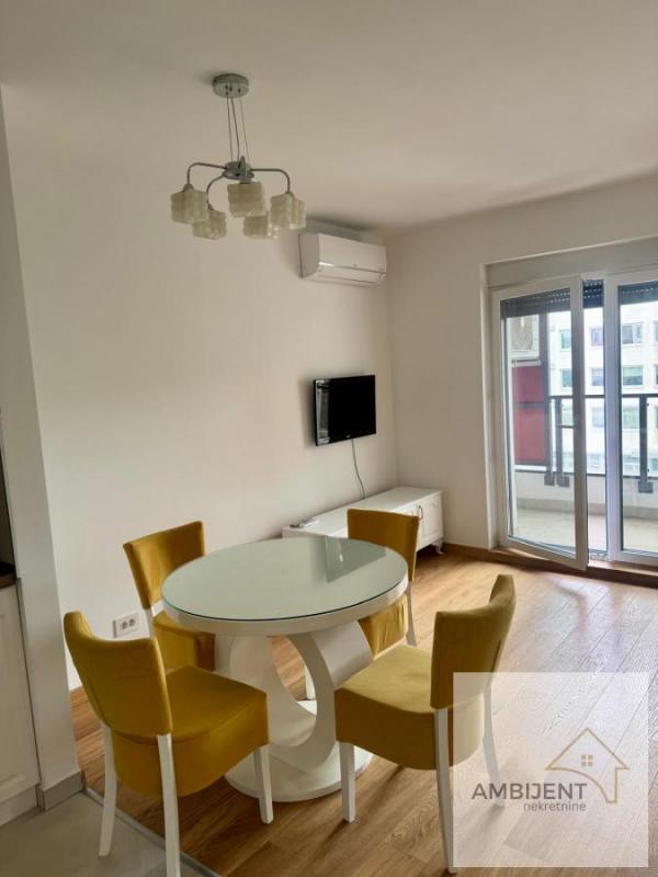 Stan na prodaju u Beogradu, Tošin bunar, trosoban, 69m2, cena 299000 evra