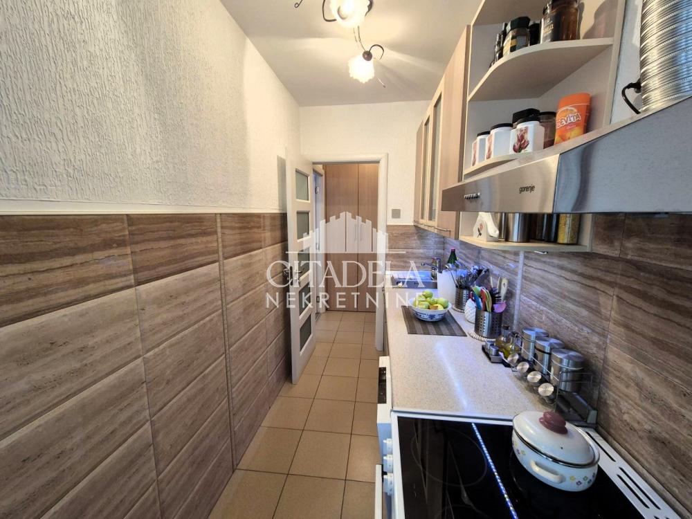 Stan na prodaju u Beogradu, Novi Beograd, trosoban, 73m2, cena 243000 evra