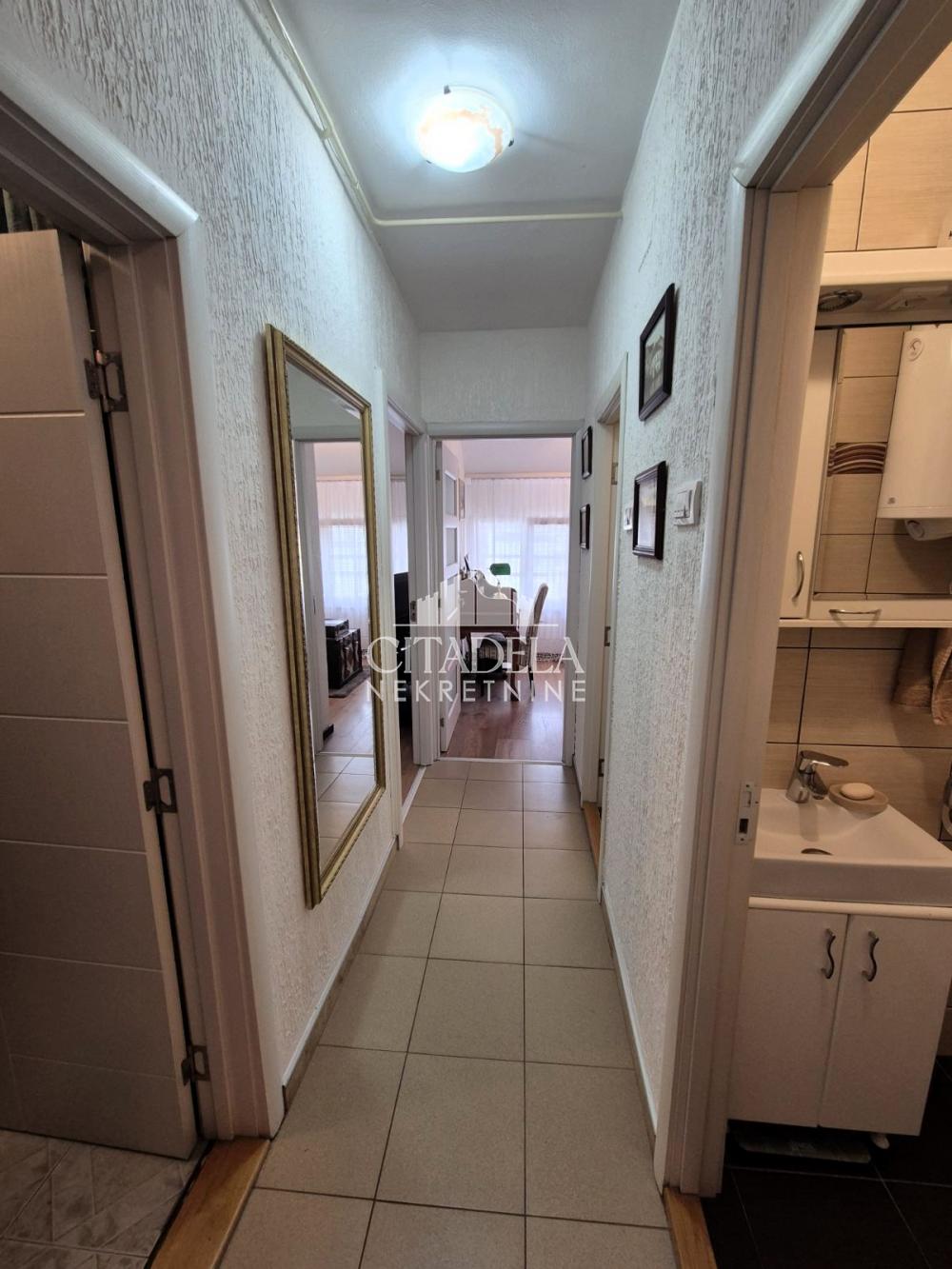 Stan na prodaju u Beogradu, Novi Beograd, trosoban, 73m2, cena 243000 evra