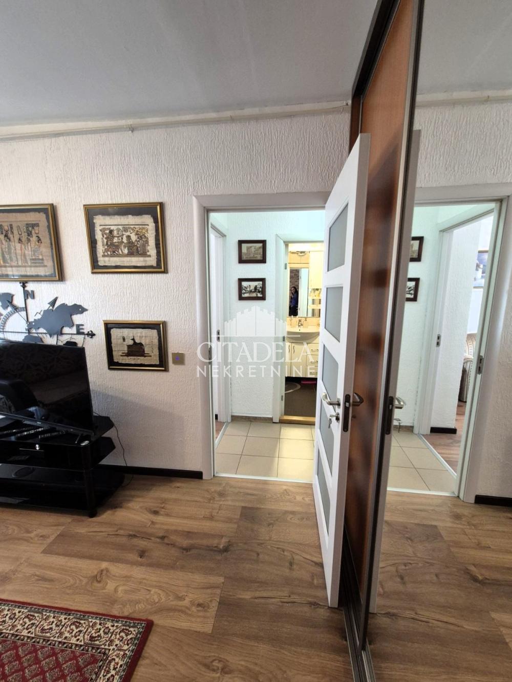 Stan na prodaju u Beogradu, Novi Beograd, trosoban, 73m2, cena 243000 evra