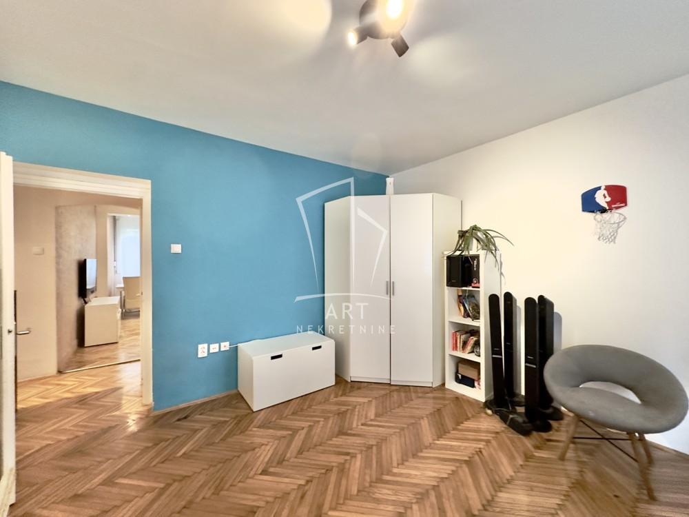 Stan na prodaju u Beogradu, Zemun, trosoban, 56m2, cena 140000 evra