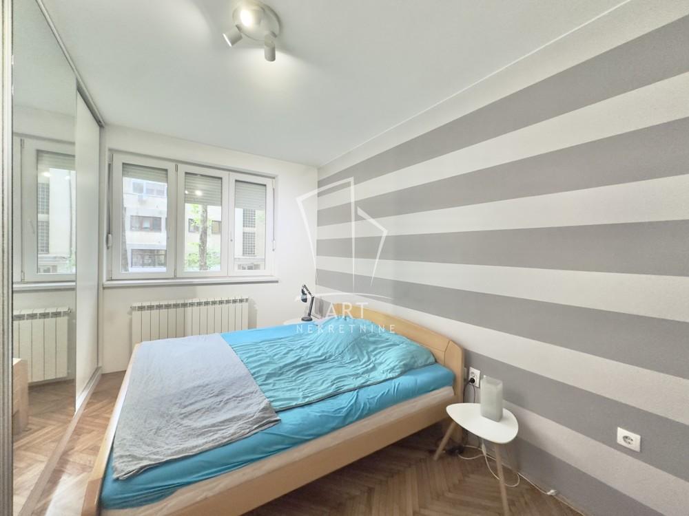 Stan na prodaju u Beogradu, Zemun, trosoban, 56m2, cena 140000 evra