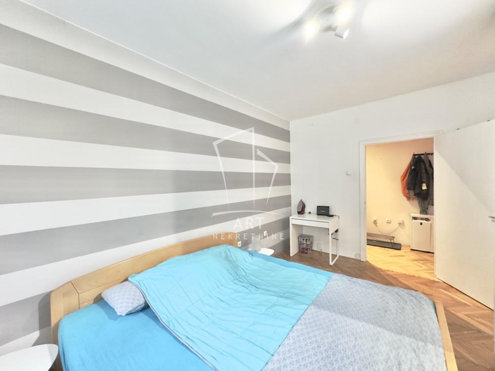 Stan na prodaju u Beogradu, Zemun, trosoban, 56m2, cena 140000 evra