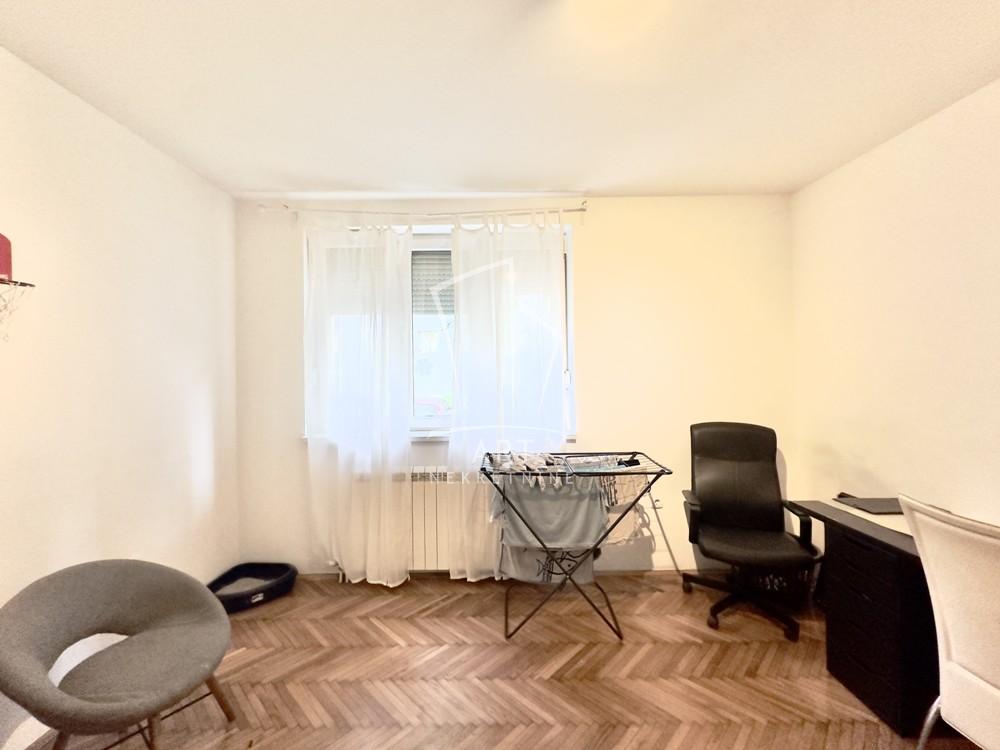 Stan na prodaju u Beogradu, Zemun, trosoban, 56m2, cena 140000 evra