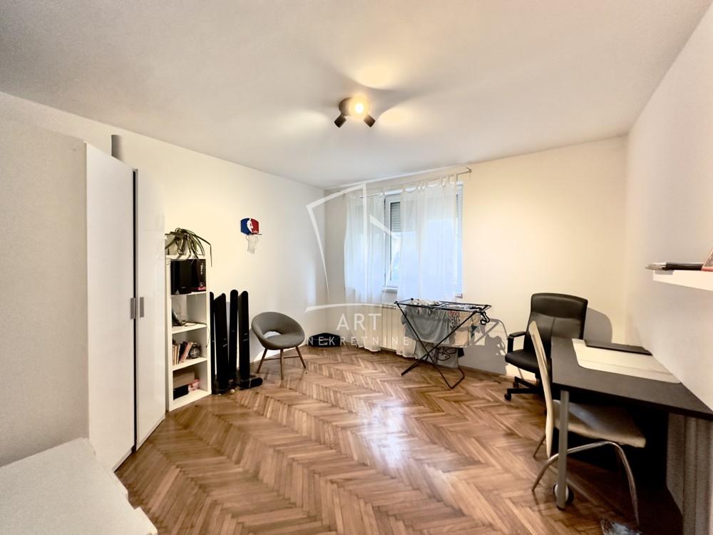 Stan na prodaju u Beogradu, Zemun, trosoban, 56m2, cena 140000 evra