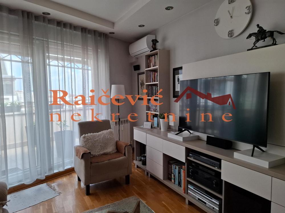 Stan na prodaju u Beogradu, Đeram pijaca, trosoban, 88m2, cena 265000 evra