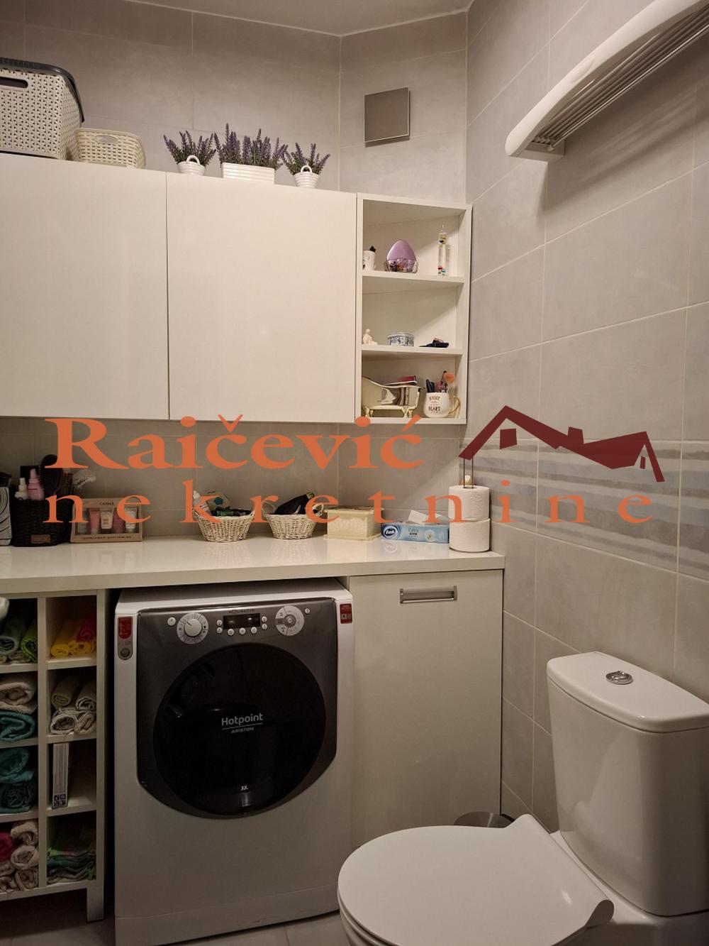 Stan na prodaju u Beogradu, Đeram pijaca, trosoban, 88m2, cena 285000 evra