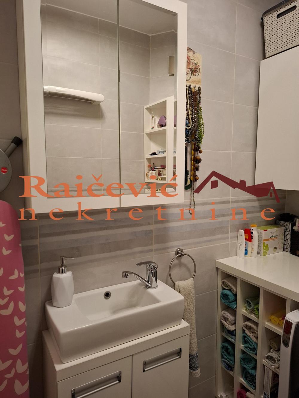 Stan na prodaju u Beogradu, Đeram pijaca, trosoban, 88m2, cena 285000 evra