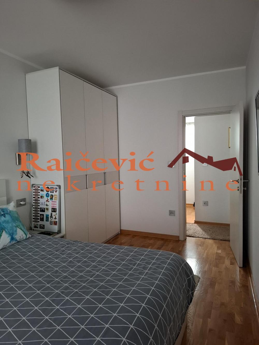 Stan na prodaju u Beogradu, Đeram pijaca, trosoban, 88m2, cena 285000 evra