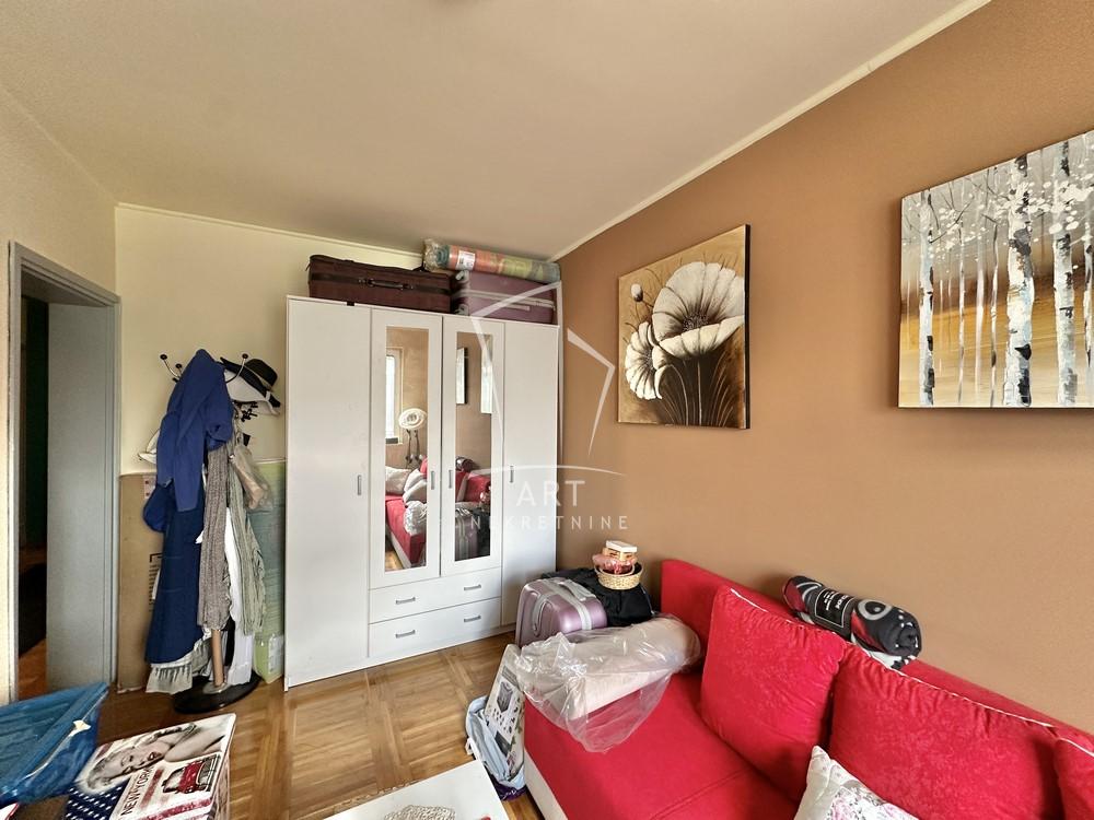 Stan na prodaju u Beogradu, Karaburma, trosoban, 64m2, cena 165000 evra