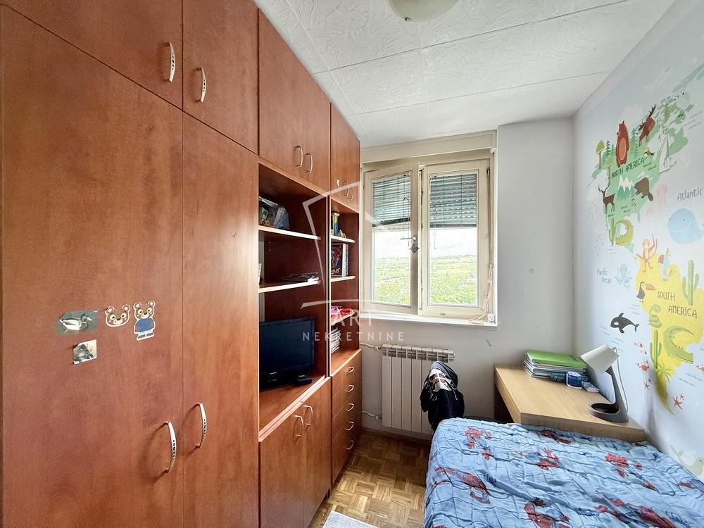 Stan na prodaju u Beogradu, Kumodraž, trosoban, 59m2, cena 168000 evra
