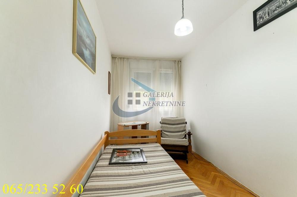 Stan na prodaju u Beogradu, Karaburma, trosoban, 66m2, cena 165000 evra