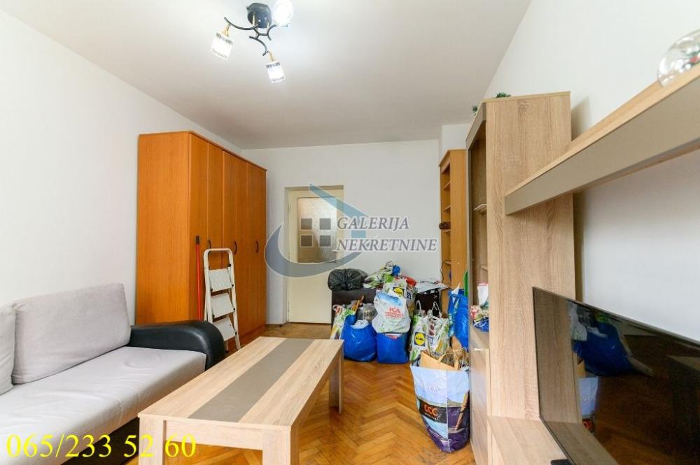 Stan na prodaju u Beogradu, Karaburma, trosoban, 66m2, cena 165000 evra