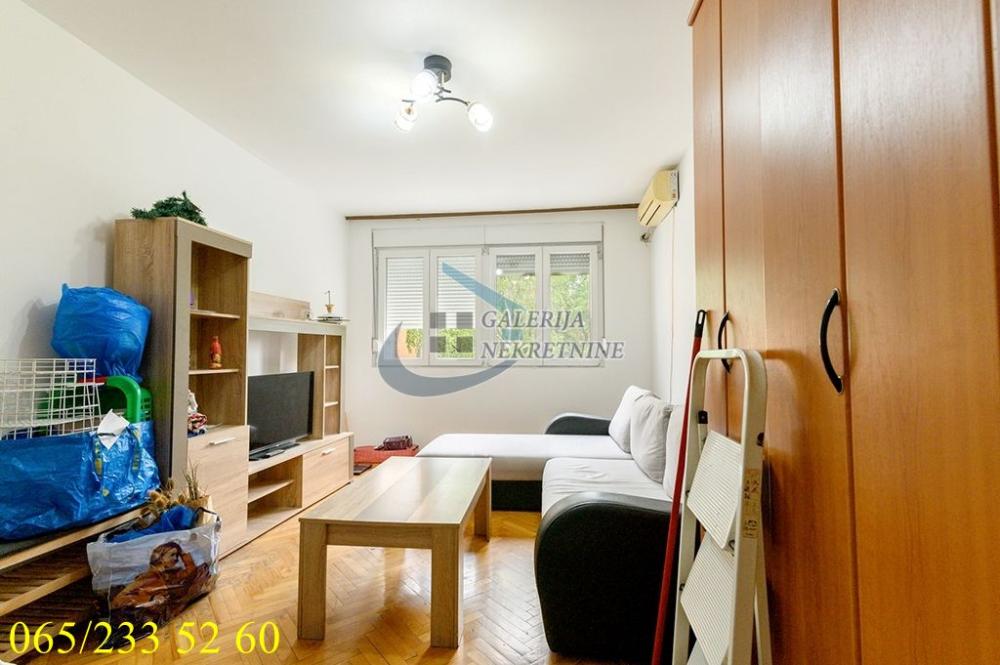Stan na prodaju u Beogradu, Karaburma, trosoban, 66m2, cena 165000 evra