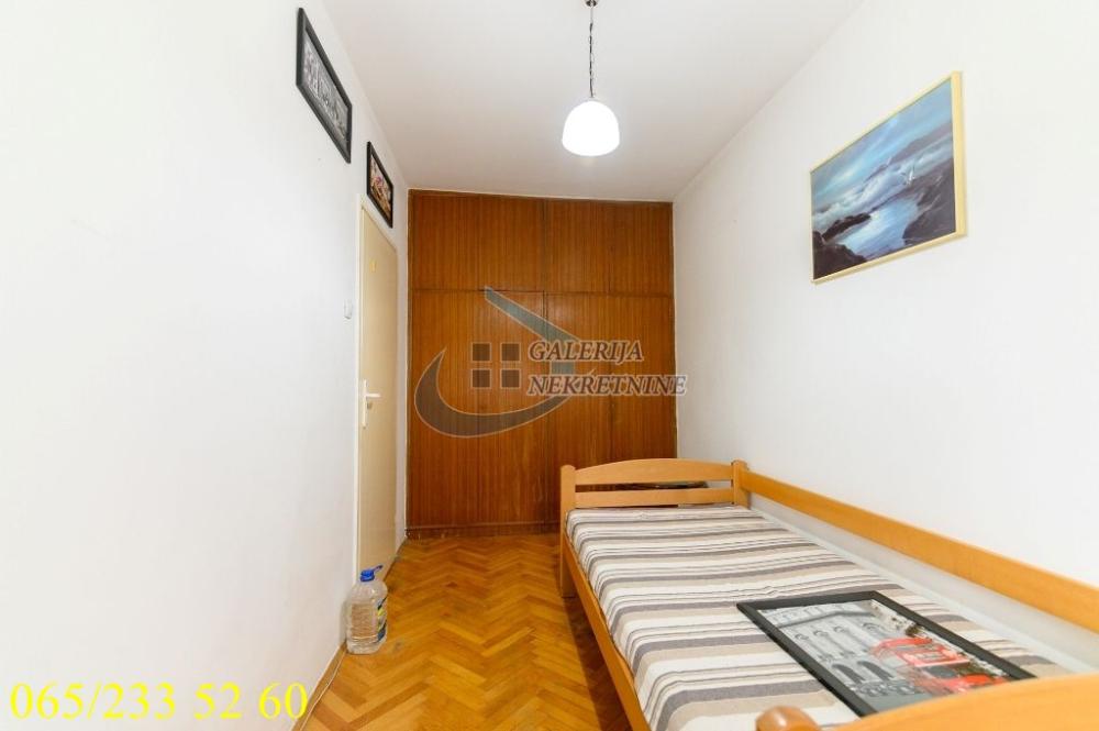 Stan na prodaju u Beogradu, Karaburma, trosoban, 66m2, cena 165000 evra
