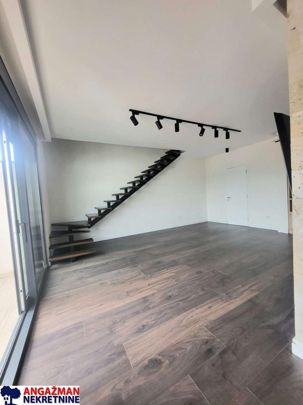 Stan na prodaju u Beogradu, Cvetkova pijaca, cetvorosoban, 150m2, cena 330000 evra