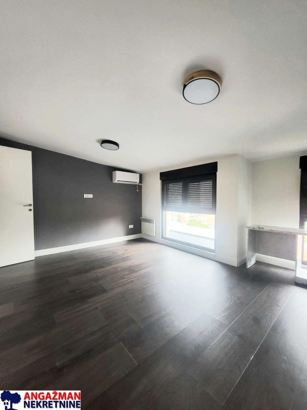 Stan na prodaju u Beogradu, Cvetkova pijaca, cetvorosoban, 150m2, cena 330000 evra
