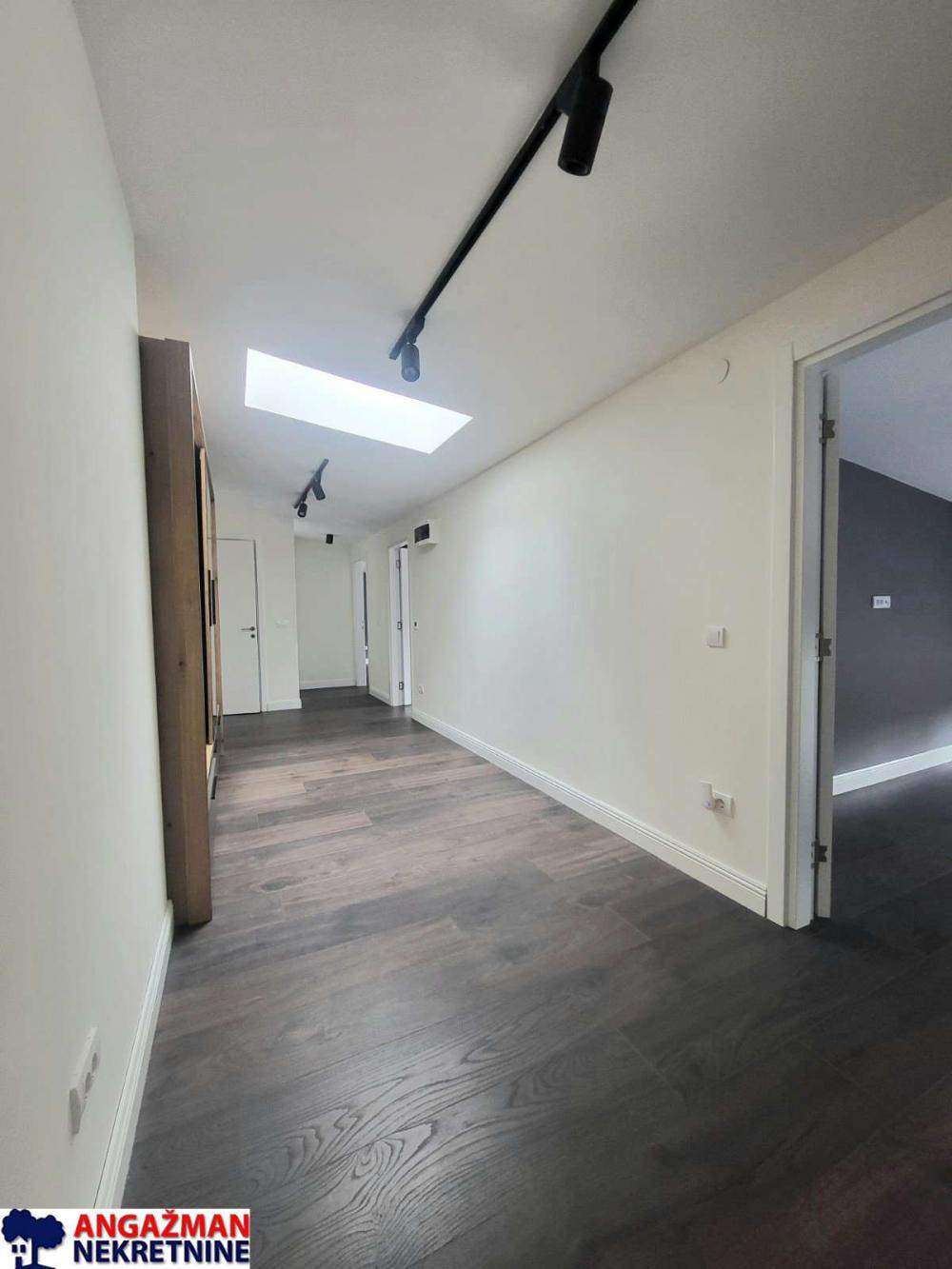 Stan na prodaju u Beogradu, Cvetkova pijaca, cetvorosoban, 150m2, cena 330000 evra