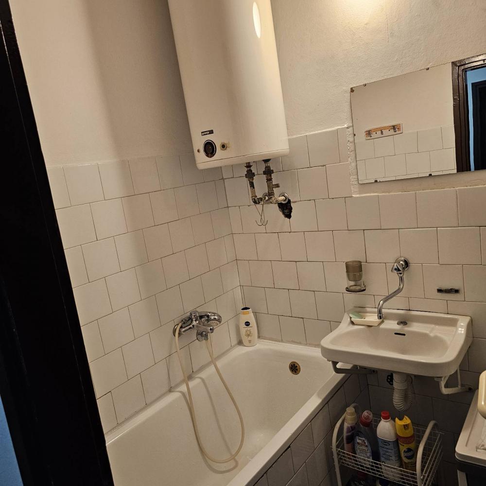Stan na prodaju u Beogradu, Karaburma, trosoban, 66m2, cena 153000 evra