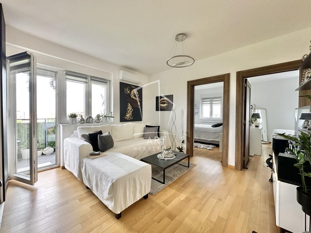 Stan na prodaju u Beogradu, Novi Beograd, trosoban, 60m2, cena 180000 evra