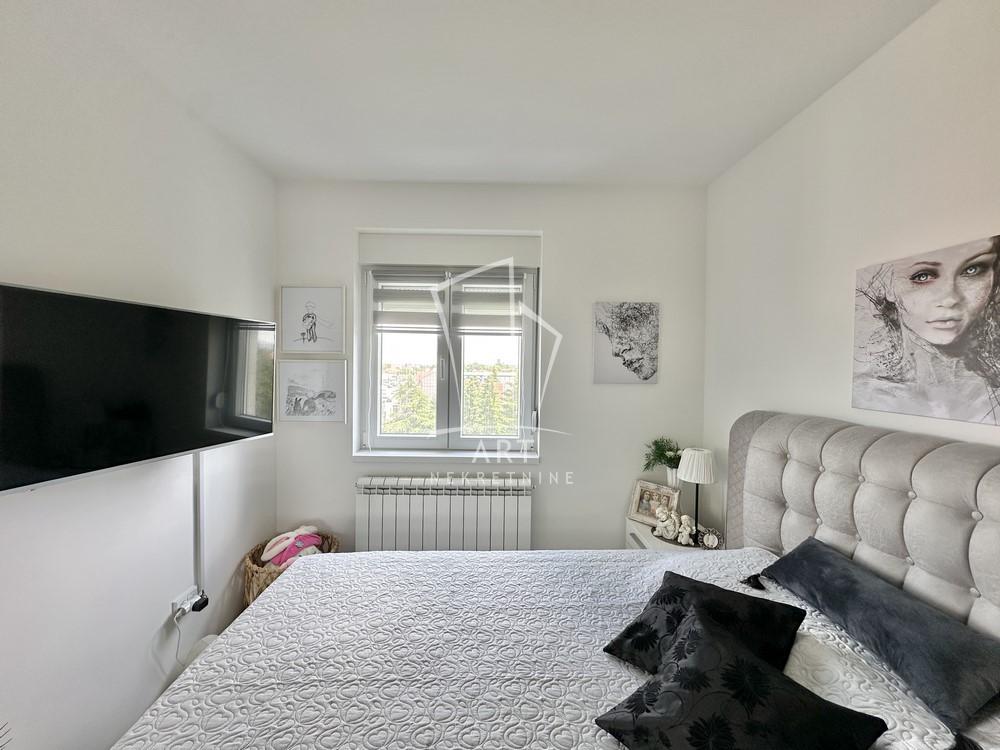 Stan na prodaju u Beogradu, Novi Beograd, trosoban, 60m2, cena 180000 evra