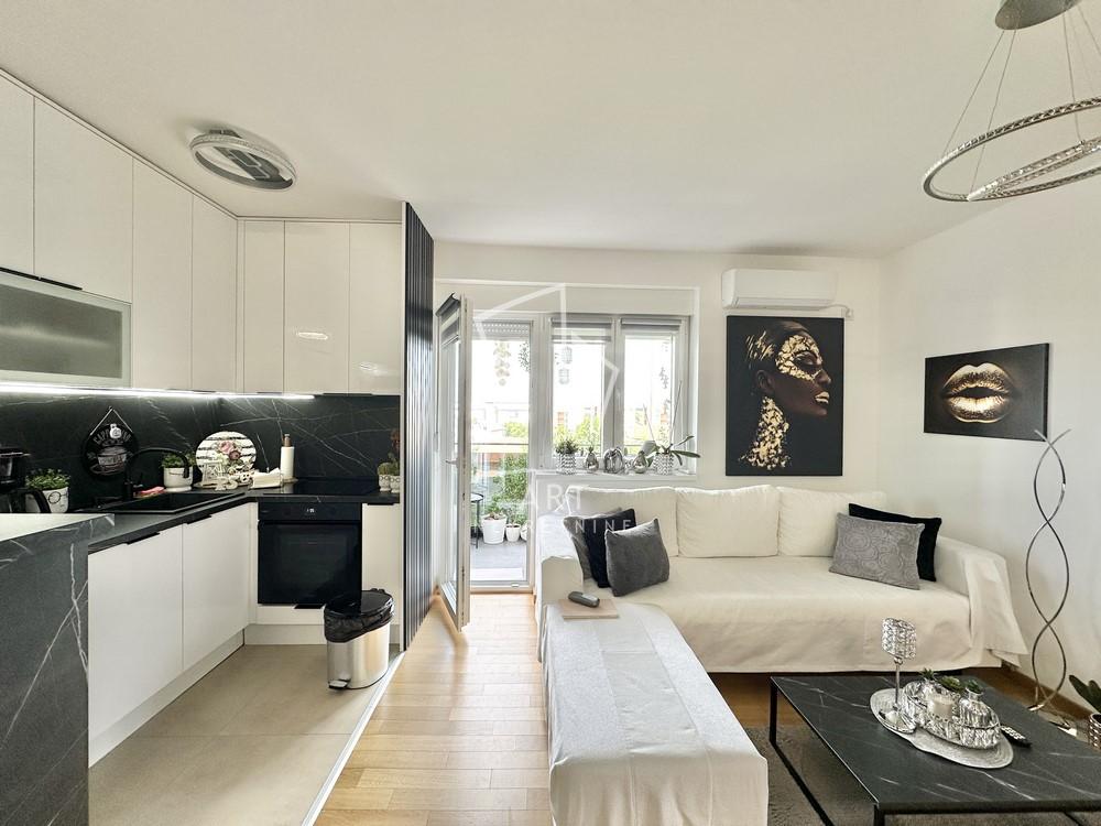 Stan na prodaju u Beogradu, Novi Beograd, trosoban, 60m2, cena 180000 evra