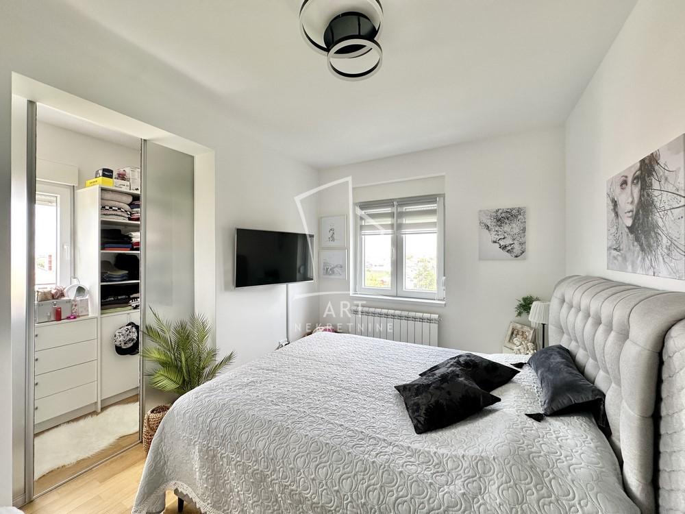 Stan na prodaju u Beogradu, Novi Beograd, trosoban, 60m2, cena 180000 evra