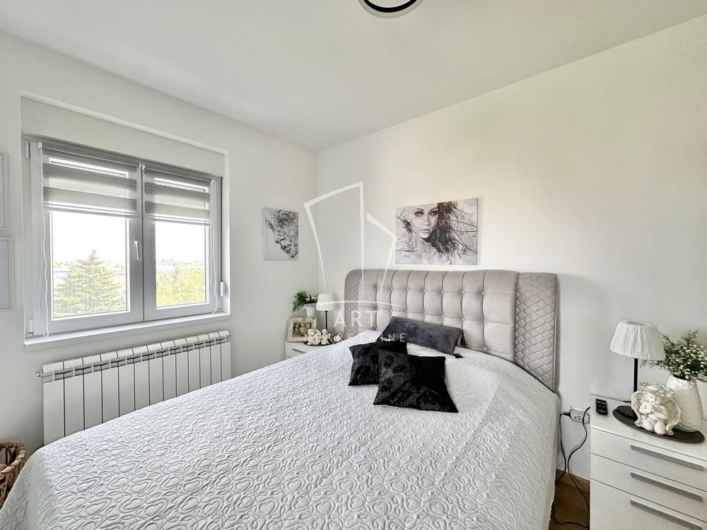 Stan na prodaju u Beogradu, Novi Beograd, trosoban, 60m2, cena 180000 evra