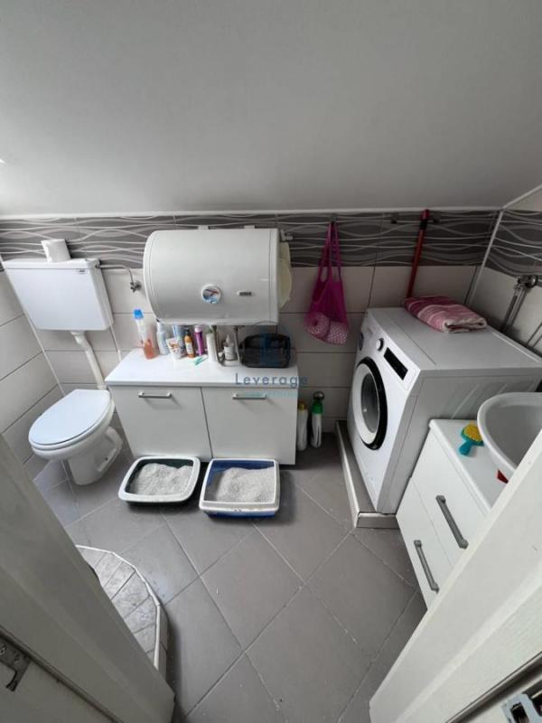 Stan na prodaju u Beogradu, Novi Beograd blok 32 (Crkva Sv. Dimitrija), dvosoban, 70m2, cena 183300 evra