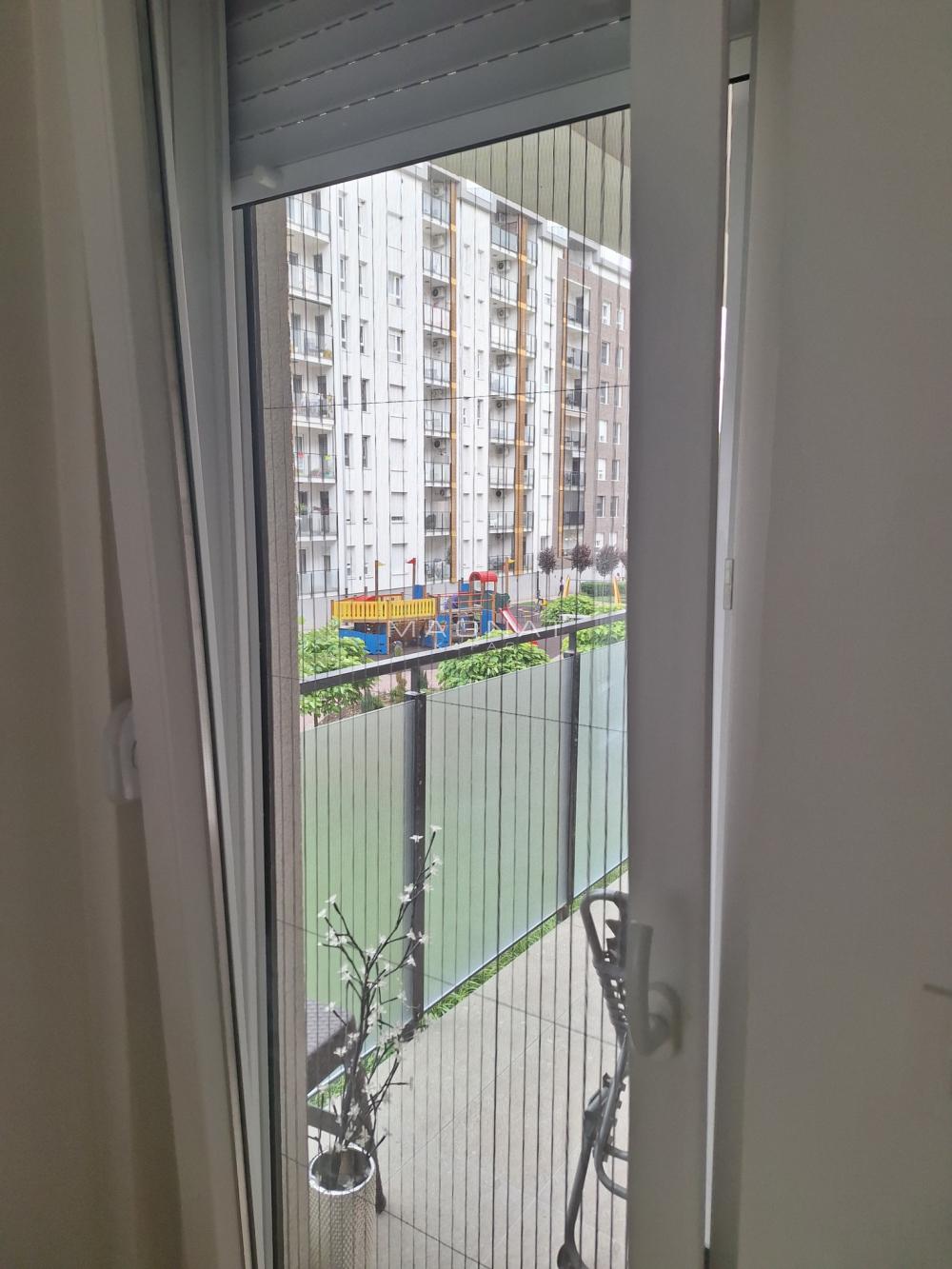 Stan na prodaju u Beogradu, Zemun, cetvorosoban, 83m2, cena 300000 evra