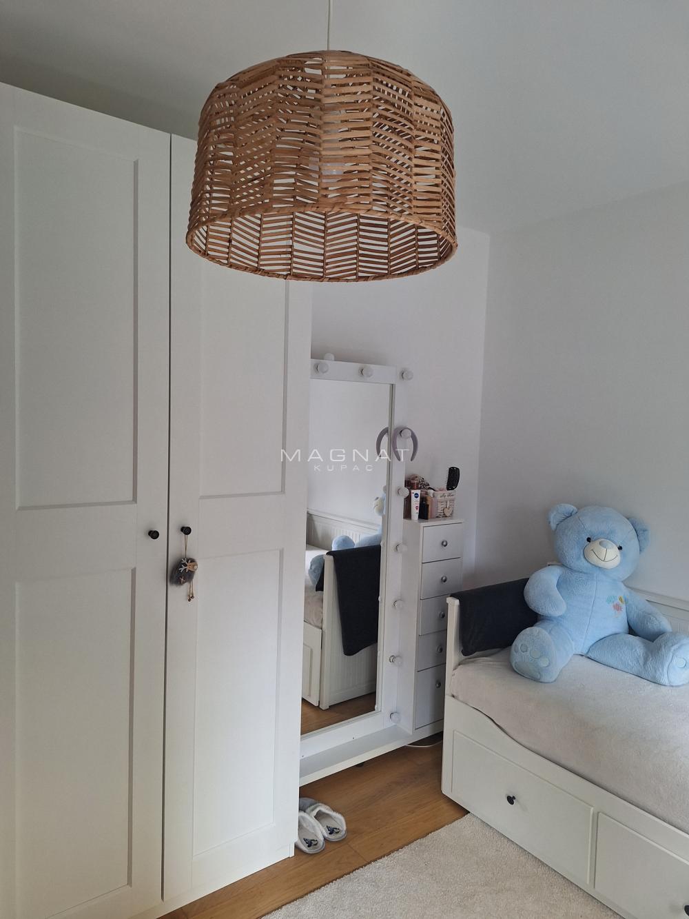 Stan na prodaju u Beogradu, Zemun, cetvorosoban, 83m2, cena 300000 evra