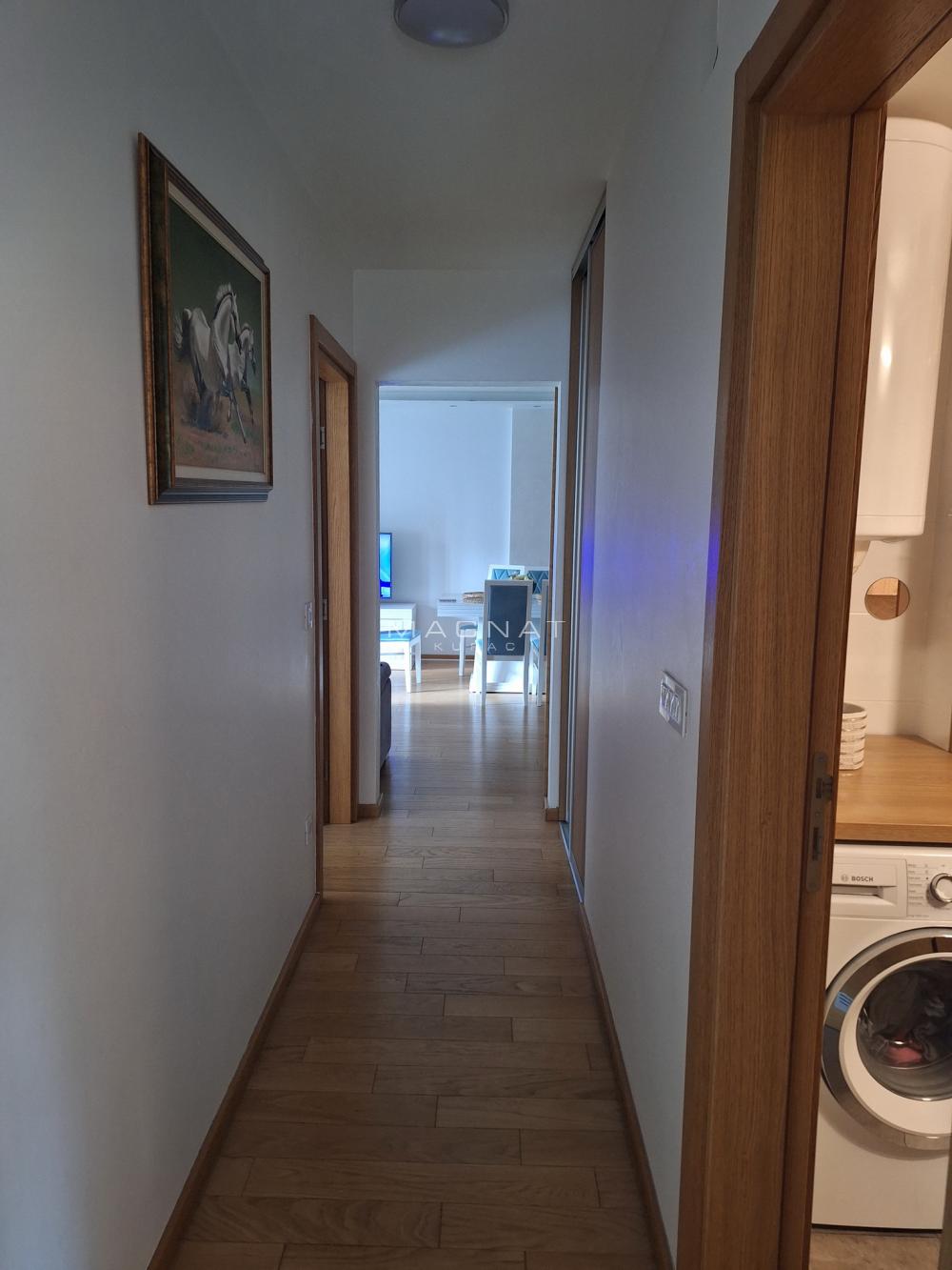 Stan na prodaju u Beogradu, Zemun, cetvorosoban, 83m2, cena 300000 evra