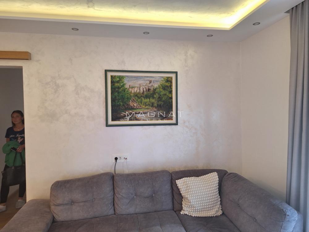 Stan na prodaju u Beogradu, Zemun, cetvorosoban, 83m2, cena 300000 evra
