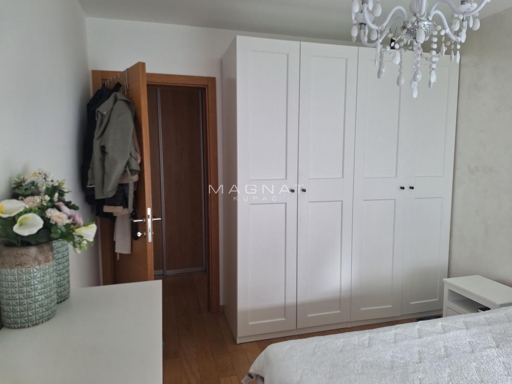 Stan na prodaju u Beogradu, Zemun, cetvorosoban, 83m2, cena 300000 evra