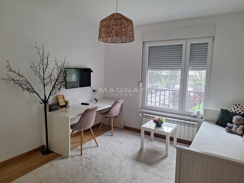 Stan na prodaju u Beogradu, Zemun, cetvorosoban, 83m2, cena 300000 evra