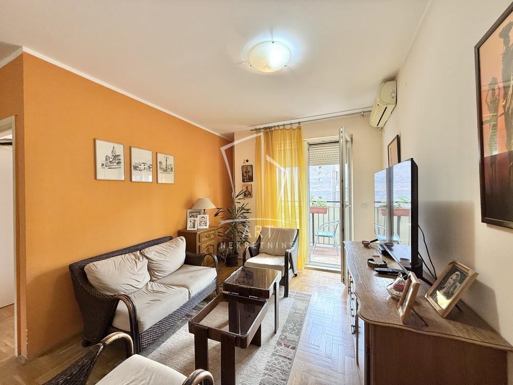 Stan na prodaju u Beogradu, Činovnička kolonija, cetvorosoban, 76m2, cena 255000 evra