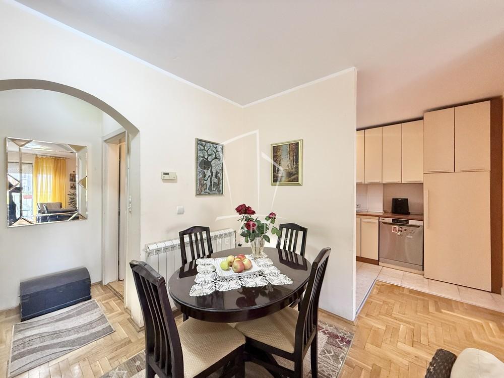 Stan na prodaju u Beogradu, Činovnička kolonija, cetvorosoban, 76m2, cena 255000 evra