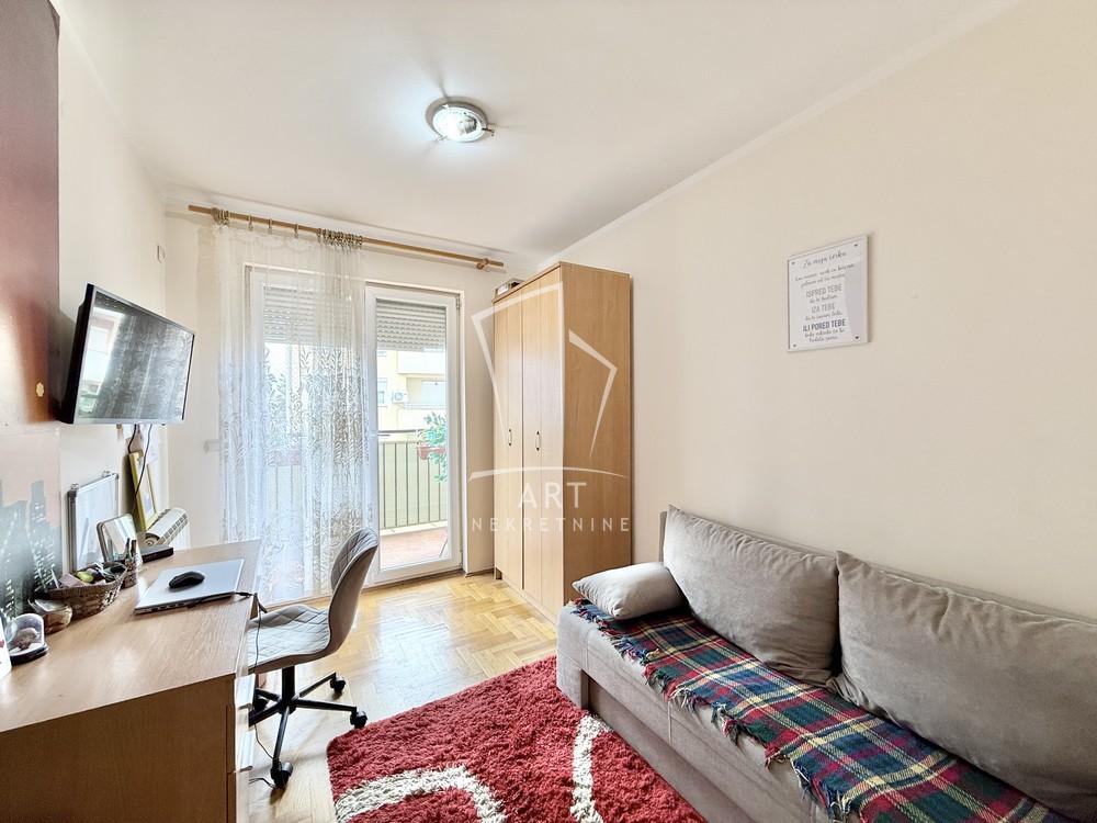 Stan na prodaju u Beogradu, Činovnička kolonija, cetvorosoban, 76m2, cena 255000 evra